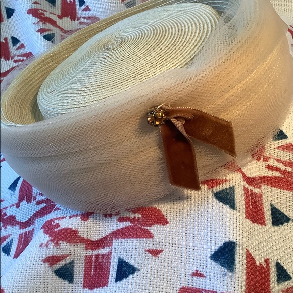 Vintage Ladies Ivory Wicker & Tulle Pillbox Hat - Picture 1 of 6